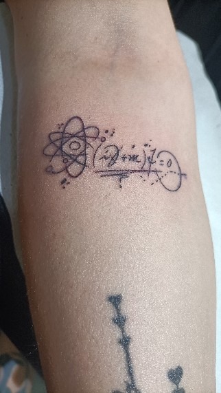 Tatuaje Linea Fina De La Rosa Tattoo